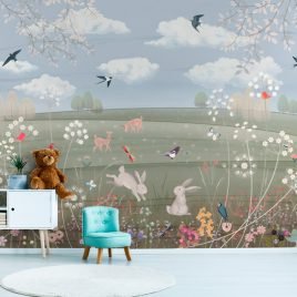 Papier peint 'Je Suis Toujours Ici' con una scena campestre animata di animali e fiori, ideale per una cameretta protettiva e amorevole.